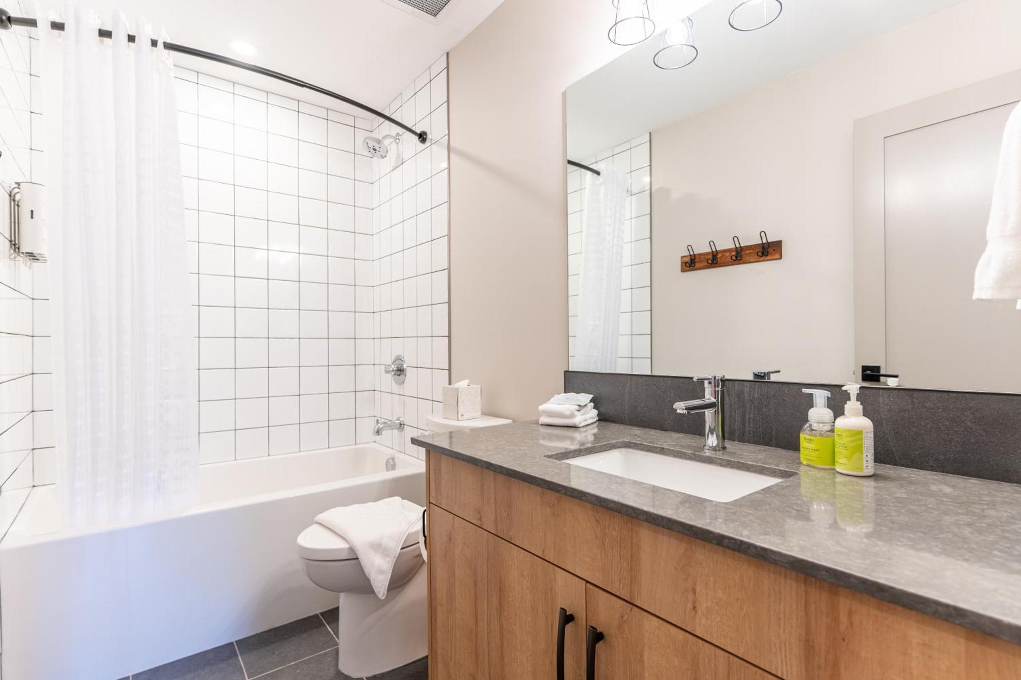 Basecamp Suites Revelstoke Bilik gambar